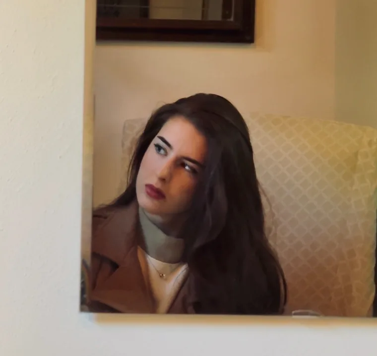 Portrait in brown wool, in a mirror.